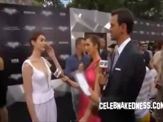 Знаменитост ан hathaway pokers при на тъмен рицар premiere