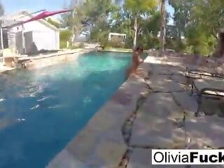 Olivia austin em o piscina