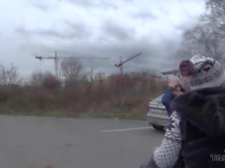 Бідні угорська милашка здобули kicked з голий на в buss станція