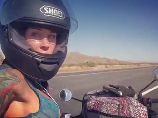 Felicità felino motorcycle femme fatale cavalcare aprilia in reggiseno