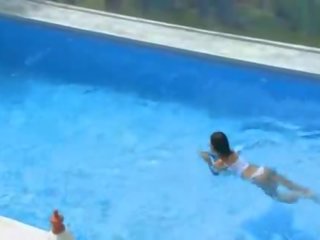 Bela mamalhuda deusa sozinho em o piscina