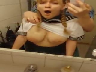 Krūtainas lassie iegūšana fucked uz vannas istaba