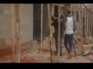 Africain nigerian ghetto adolescents gangbang une vierge / partie 1