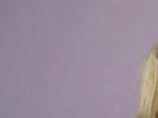 হতচেতন স্বর্ণকেশী মিষ্ট রূটি তরুণ স্কুলগার্ল সঙ্গে বিশাল প্রাকৃতিক পাছা