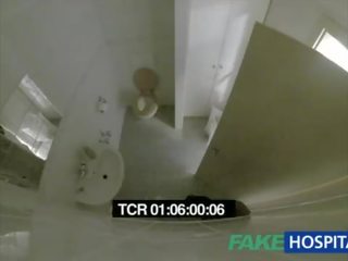 Fakehospital grand mladý dcera s velký kozičky dostane lékaři léčba před stříkat