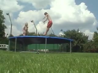 زوجان في ال trampoline