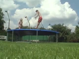 দম্পতি উপর ঐ trampoline