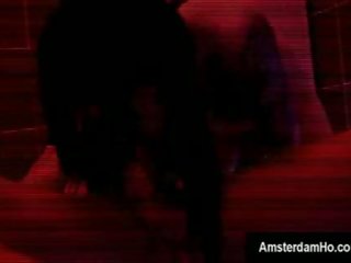 Fermecător dark-haired olandez vagaboanta suge o turist în amsterdam