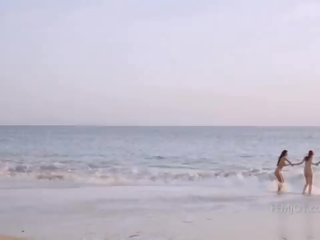 Natural chica se reúne sand y surf