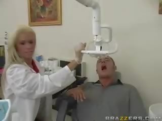 Trullosëse gjoksmadhe bjonde dentist merr glorious në trot dhe wanna qij një i durueshëm