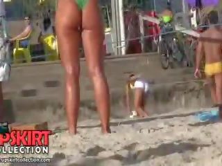 La glorious bimbo es vistiendo un realmente pequeño bikini tanga en su característica y burbuja trasero